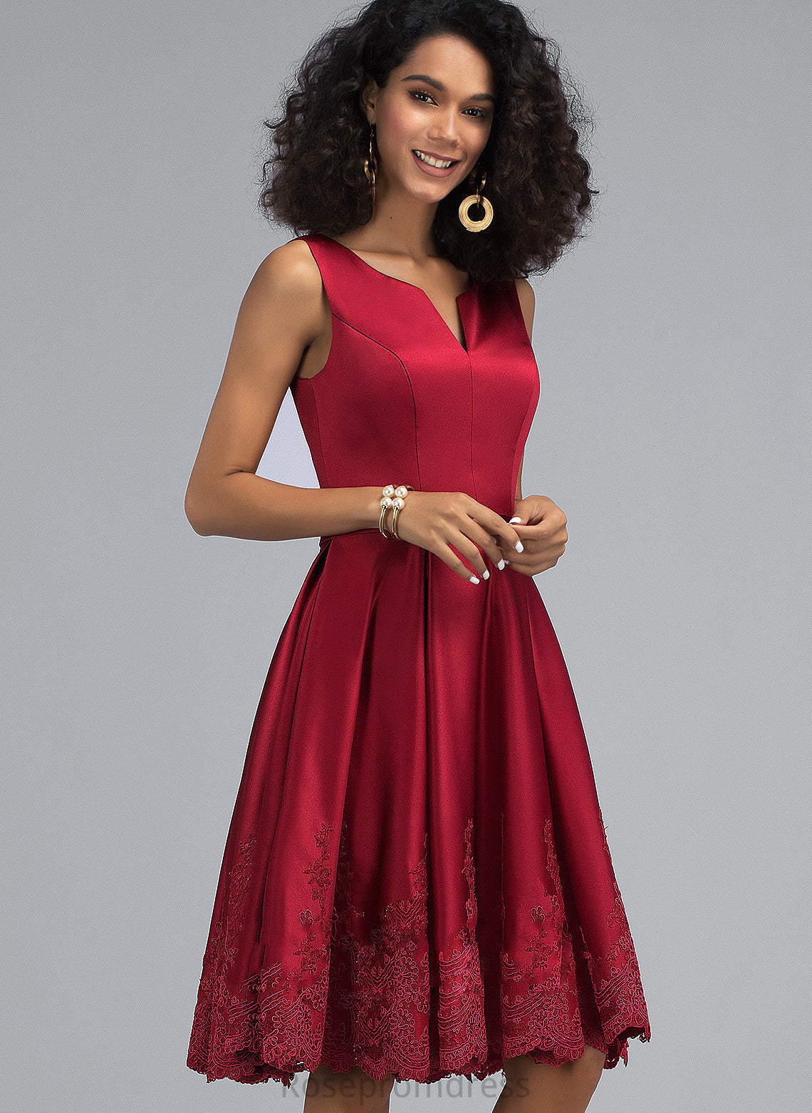 V-neck Daisy Lace Dress Knee-Length Appliques With A-Line Homecoming Satin Homecoming Dresses