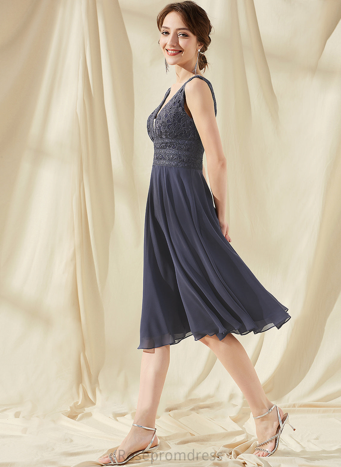 Chiffon Knee-Length Homecoming Dresses Homecoming Dress Lace A-Line V-neck Lea