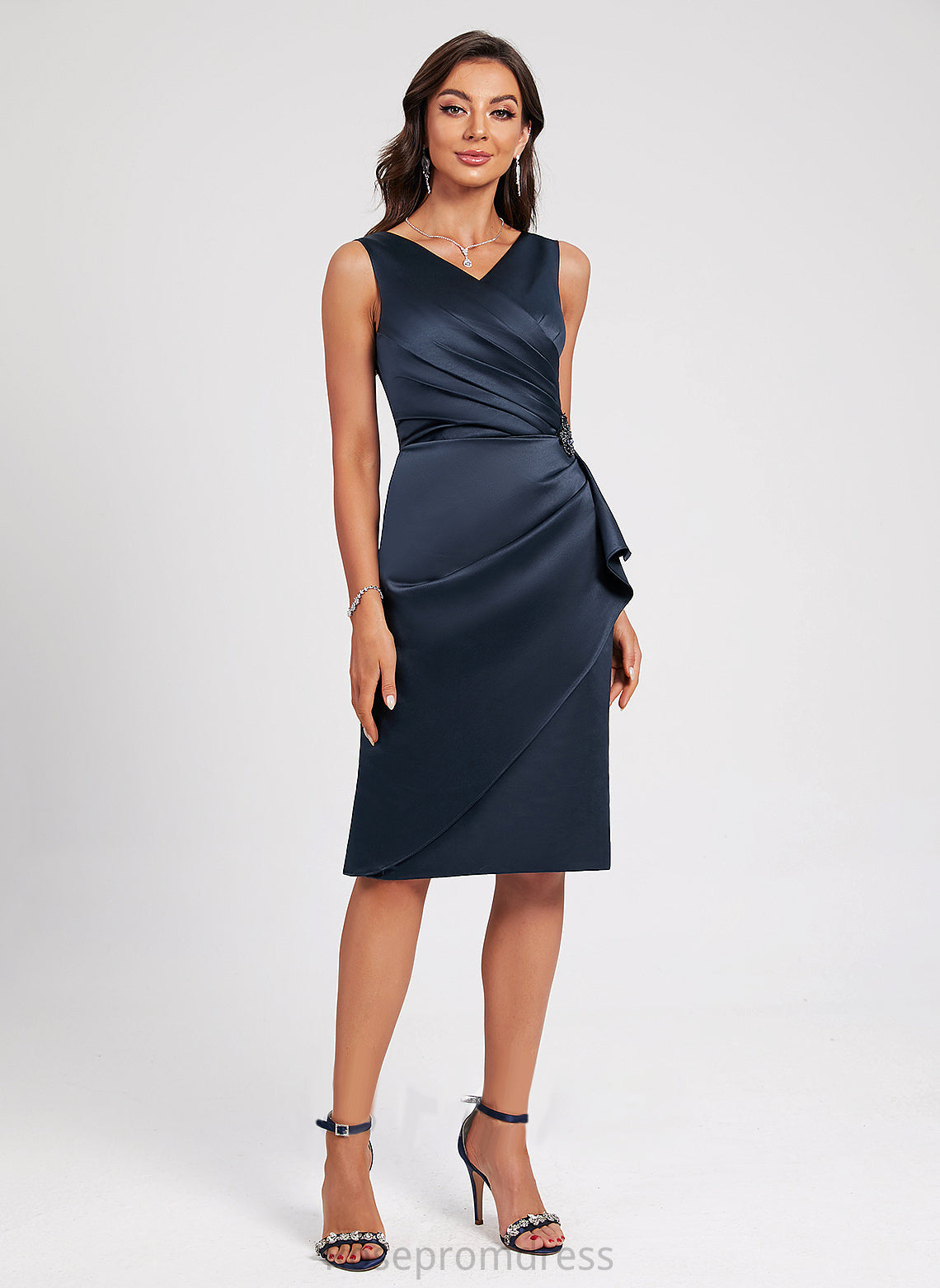 Sequins Satin Cocktail Cocktail Dresses Knee-Length Beading With Raven Dress Sheath/Column Ruffle V-neck