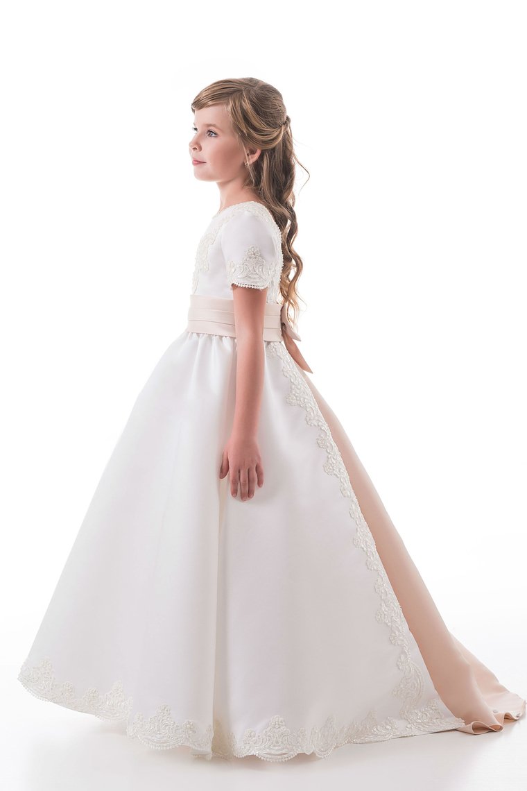 2024 A Line Scoop Short Sleeves Flower Girl Dresses With Applique Satin