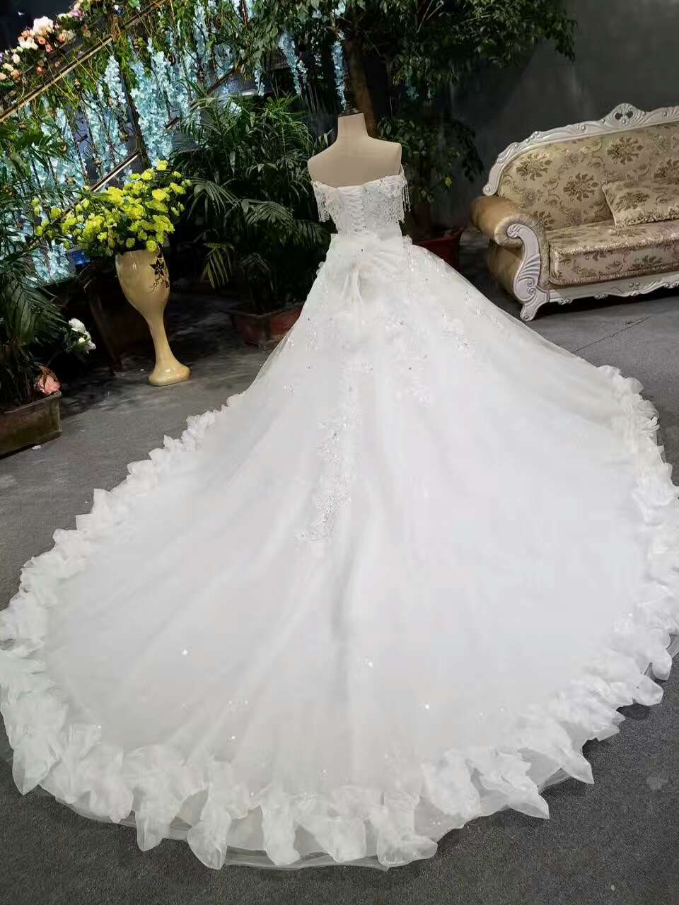 2024 Fantastic Bling Bling Wedding Dresses Off The Shoulder With Appliques And Sequins Lace Up Tulle