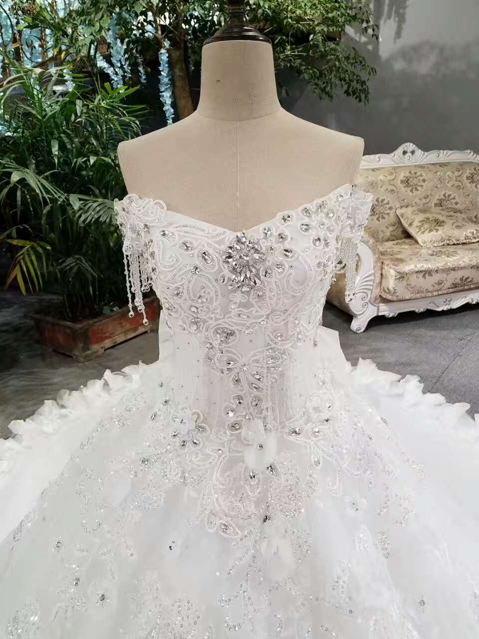 2024 Fantastic Bling Bling Wedding Dresses Off The Shoulder With Appliques And Sequins Lace Up Tulle