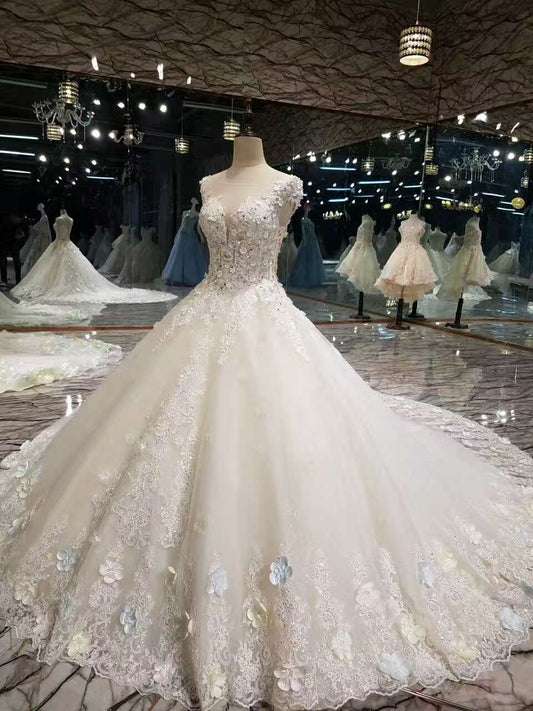 2024 New Arrival Wedding Dresses Tulle Wedding Dresses Scoop Neckline With Beading Handmade Flowers