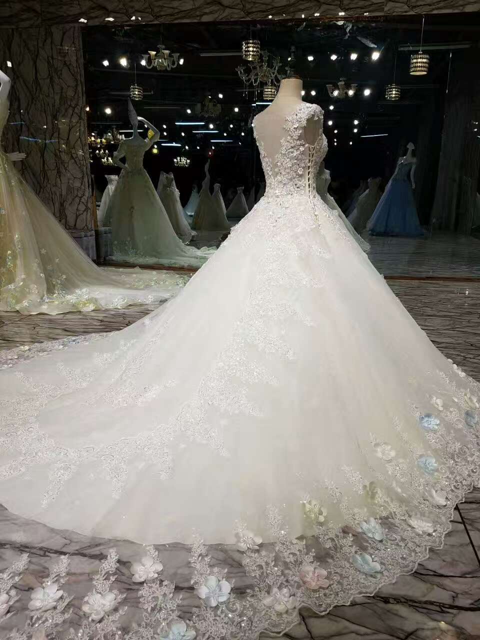 2024 New Arrival Wedding Dresses Tulle Wedding Dresses Scoop Neckline With Beading Handmade Flowers