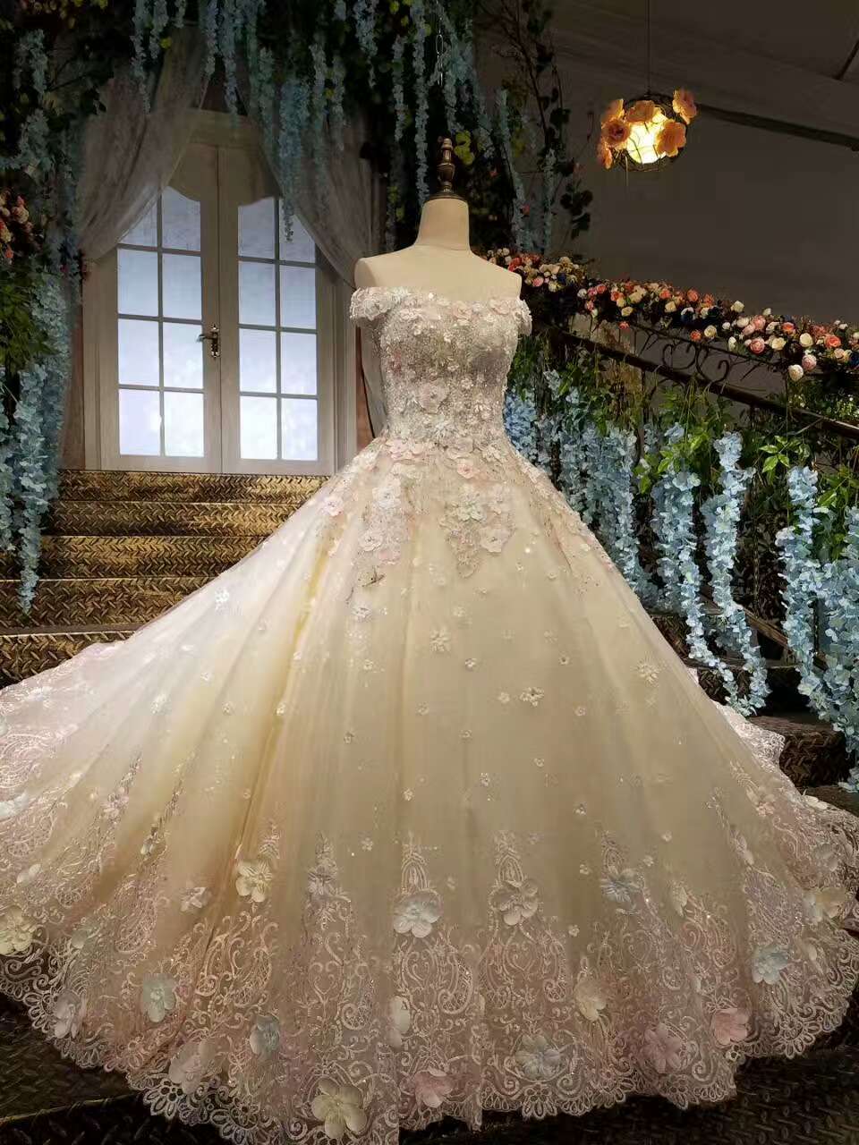 2024 Gorgeous Wedding Dresses Lace Up Off The Shoulder With Appliques And Handmade Flowers