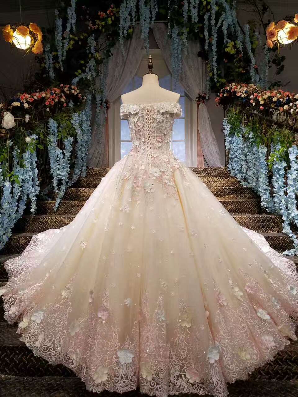 2024 Gorgeous Wedding Dresses Lace Up Off The Shoulder With Appliques And Handmade Flowers