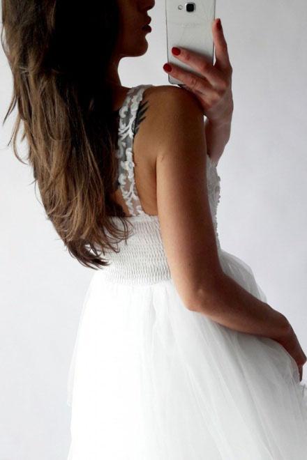 A-Line V-Neck Short Prom Dress White Tulle Lace Beads Homecoming Dress with Appliques RS717